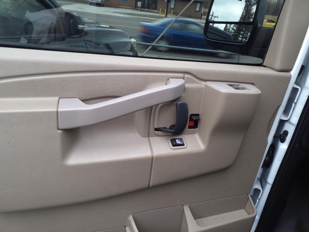 2017 Chevrolet G2500 Vans Express photo