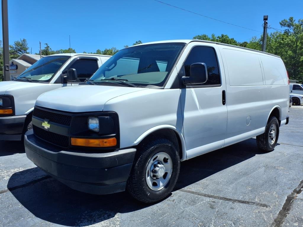 The 2017 Chevrolet G2500 Vans Express photos