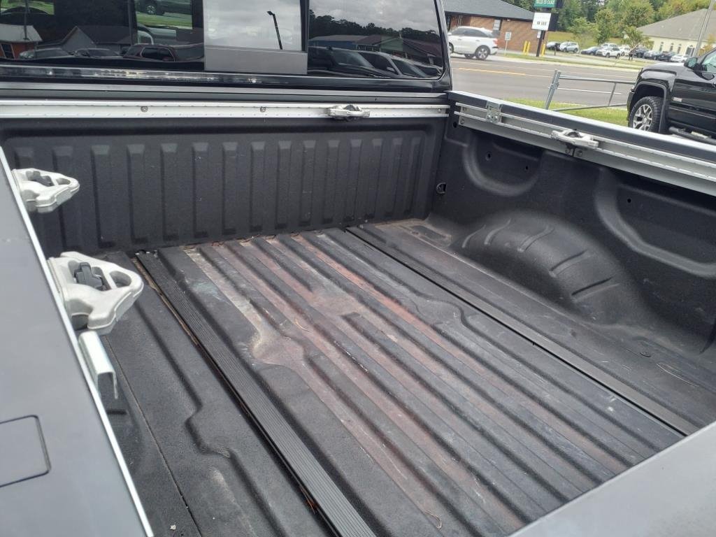 2017 Nissan Titan SV photo