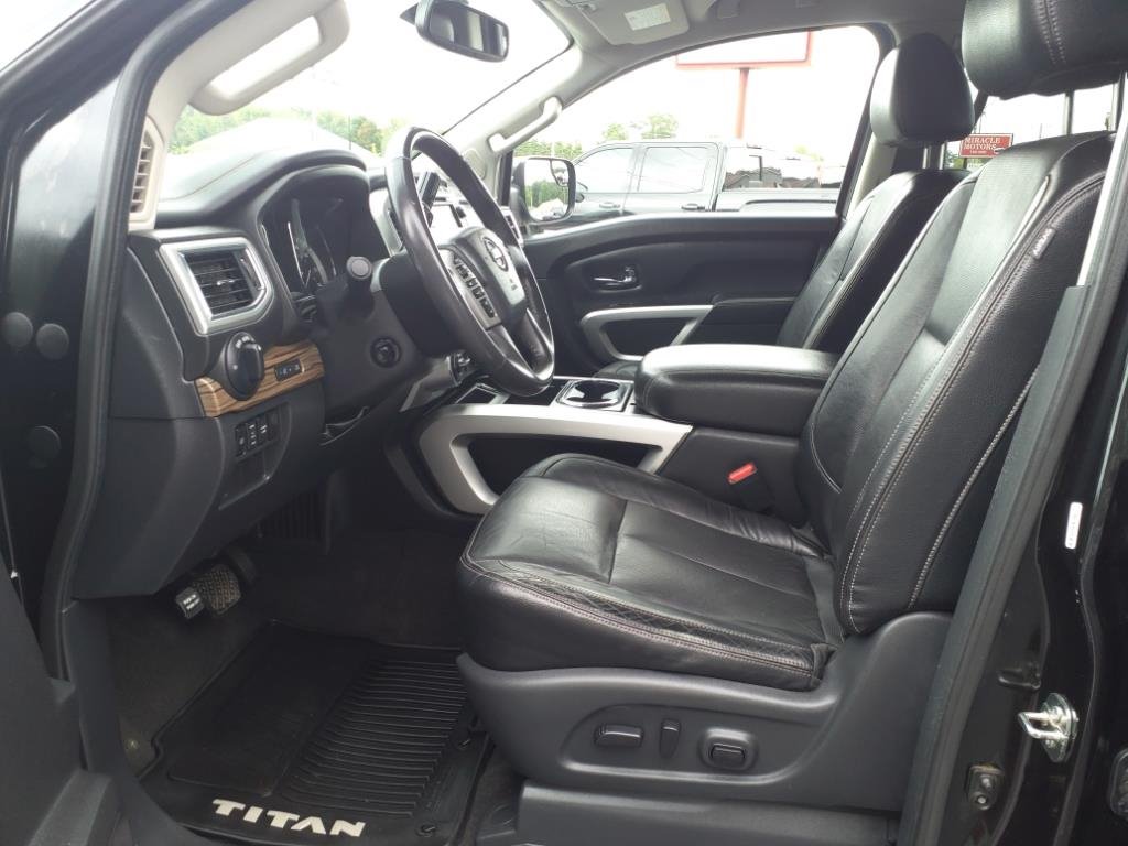 2017 Nissan Titan SV photo
