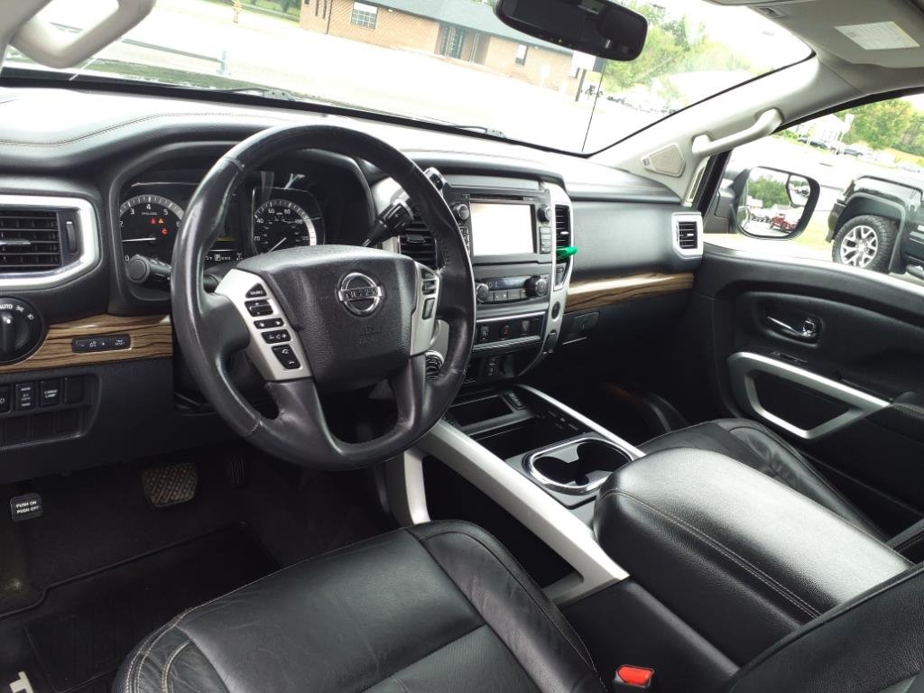 2017 Nissan Titan SV photo