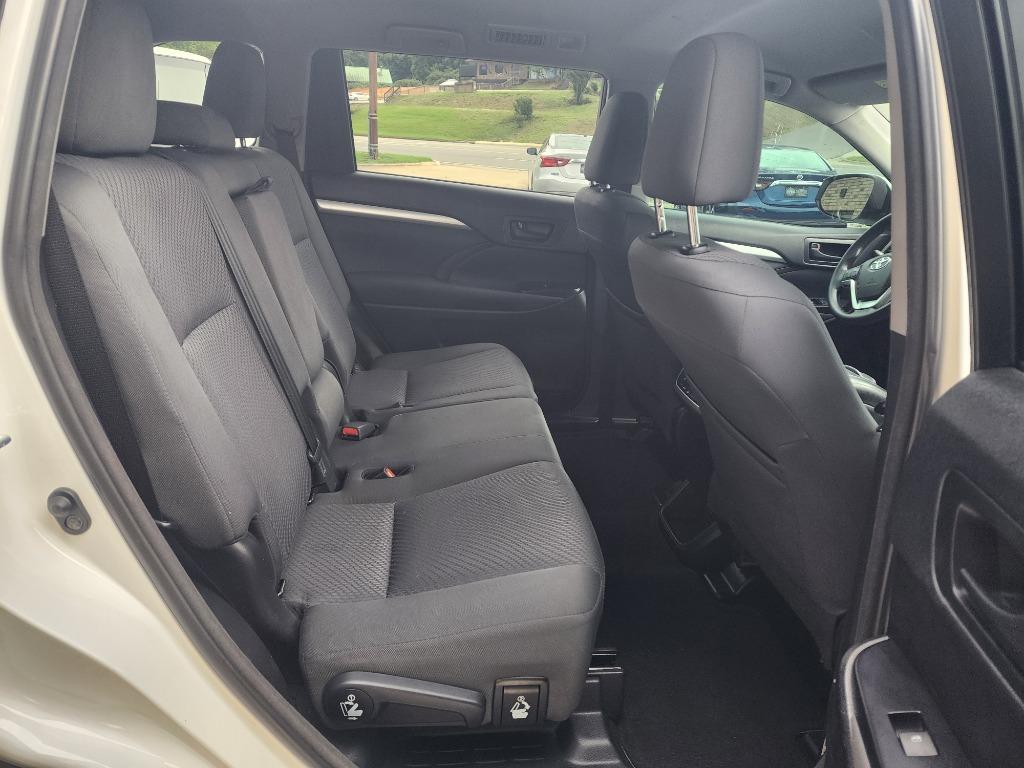 2018 Toyota Highlander LE photo