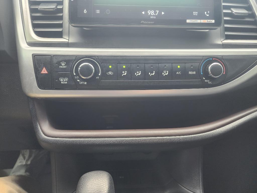 2018 Toyota Highlander LE photo