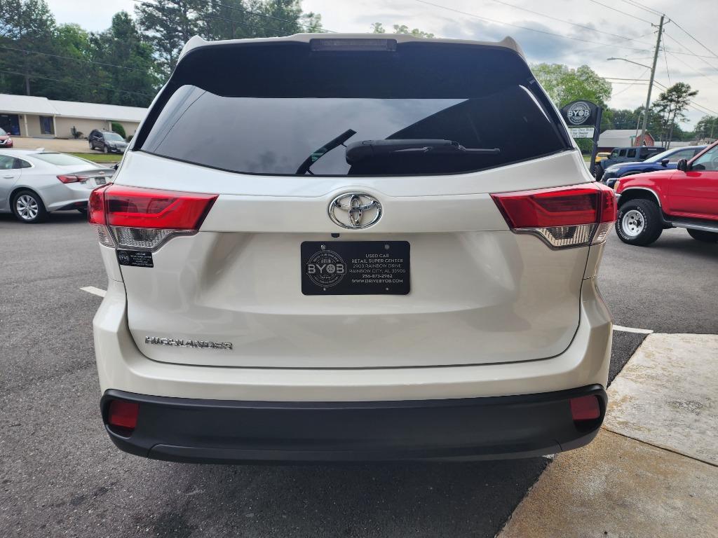 2018 Toyota Highlander LE photo