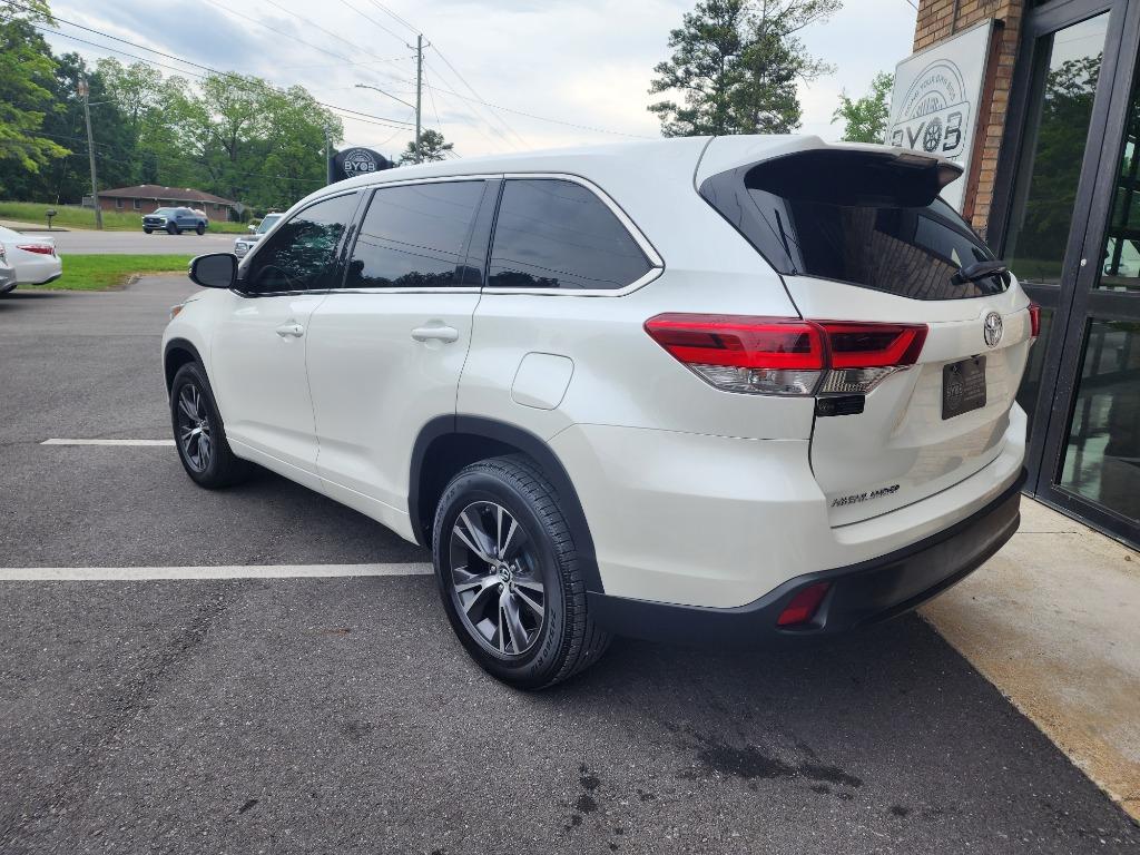 2018 Toyota Highlander LE photo