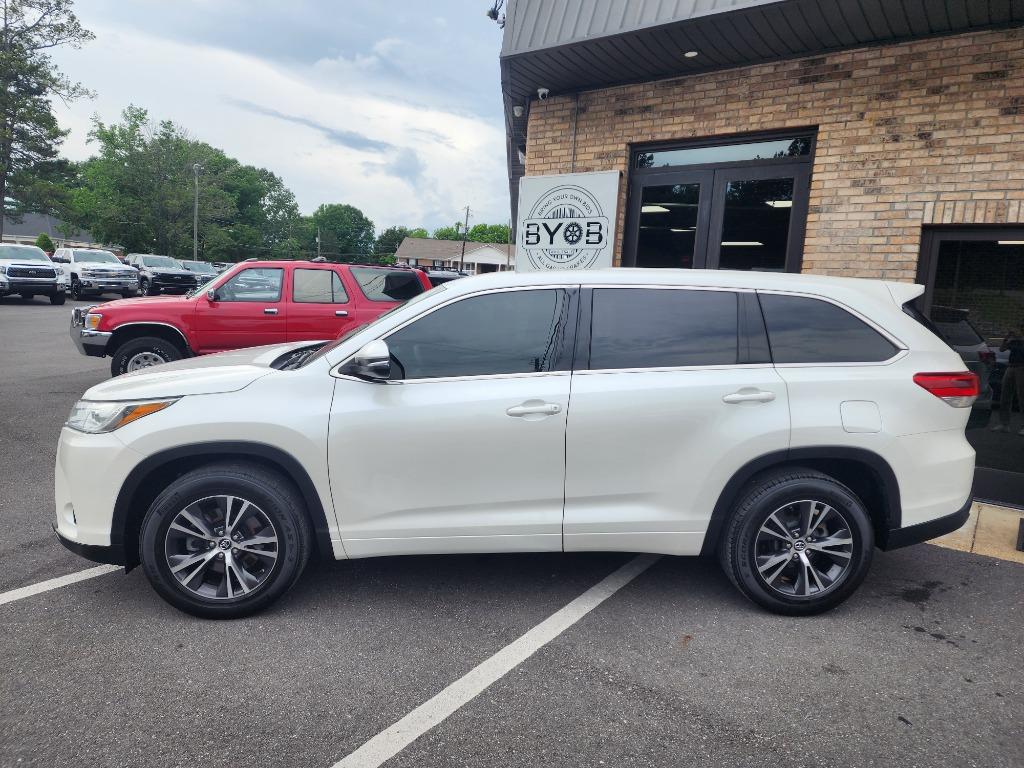 2018 Toyota Highlander LE photo