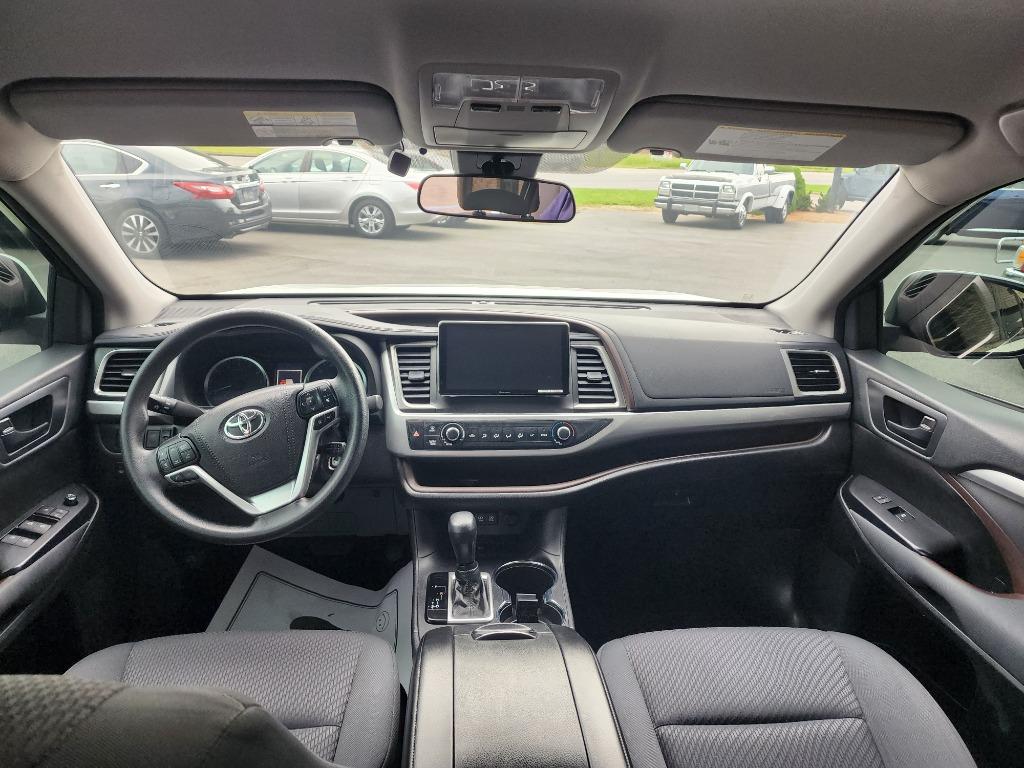 2018 Toyota Highlander LE photo