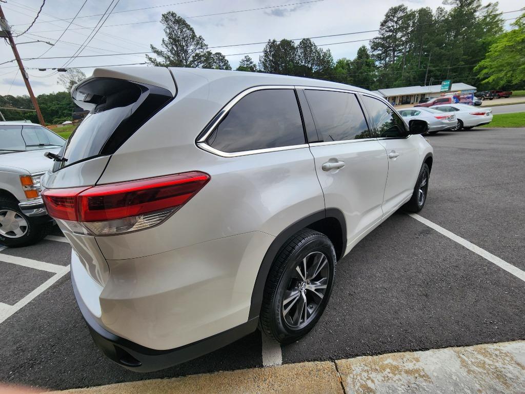 2018 Toyota Highlander LE photo
