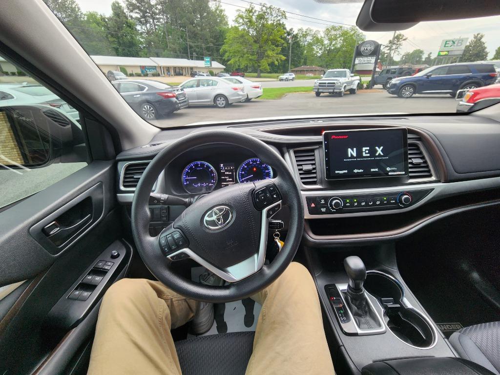 2018 Toyota Highlander LE photo