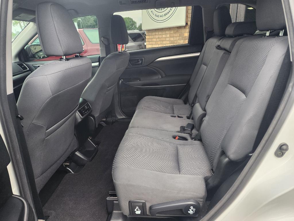 2018 Toyota Highlander LE photo