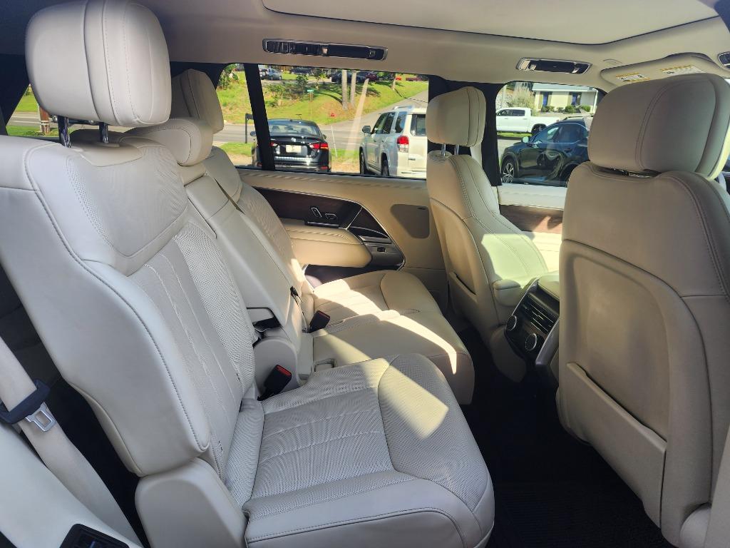 2024 Land Rover Range Rover SE P400 photo
