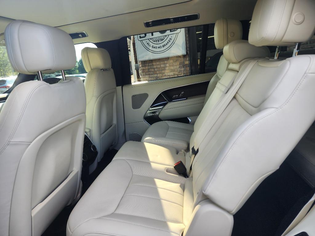 2024 Land Rover Range Rover SE P400 photo