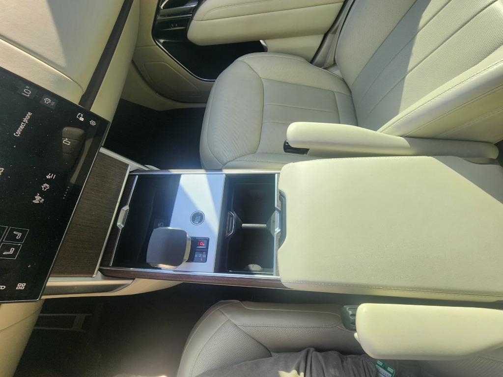 2024 Land Rover Range Rover SE P400 photo