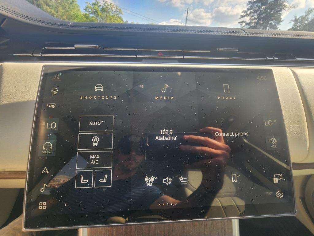 2024 Land Rover Range Rover SE P400 photo