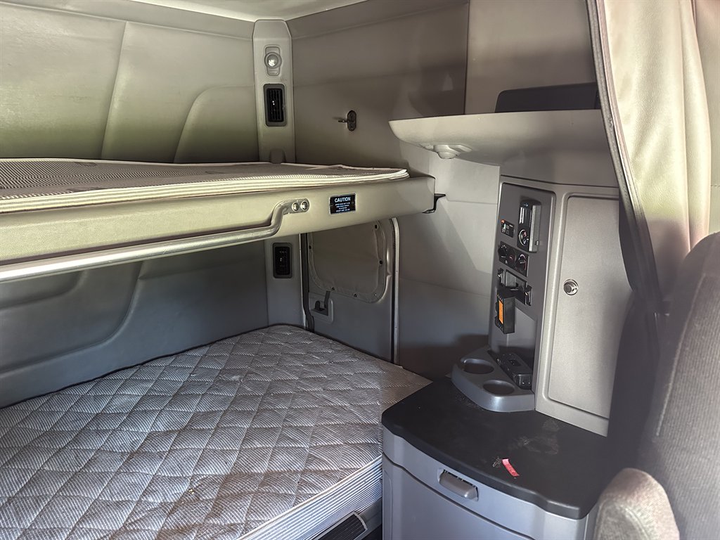 2017 Peterbilt 579 - $44,995