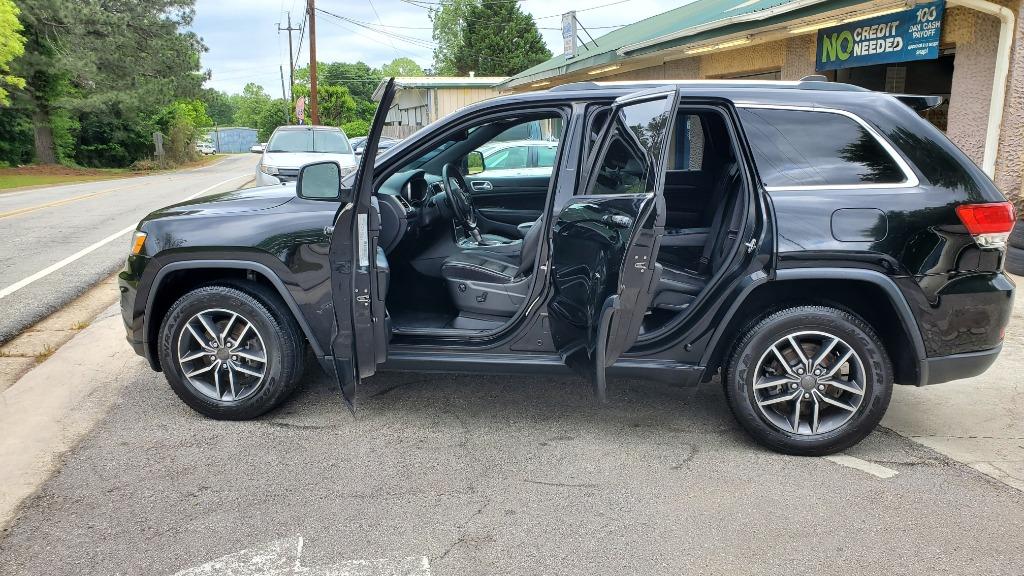 2019 Jeep Grand Cherokee Laredo photo