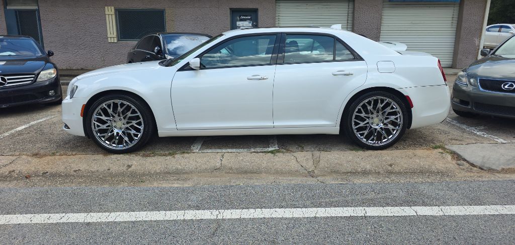 2016 Chrysler 300 - $16,301