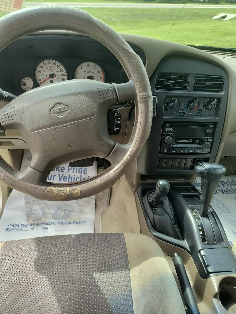 2000 Nissan Pathfinder SE photo