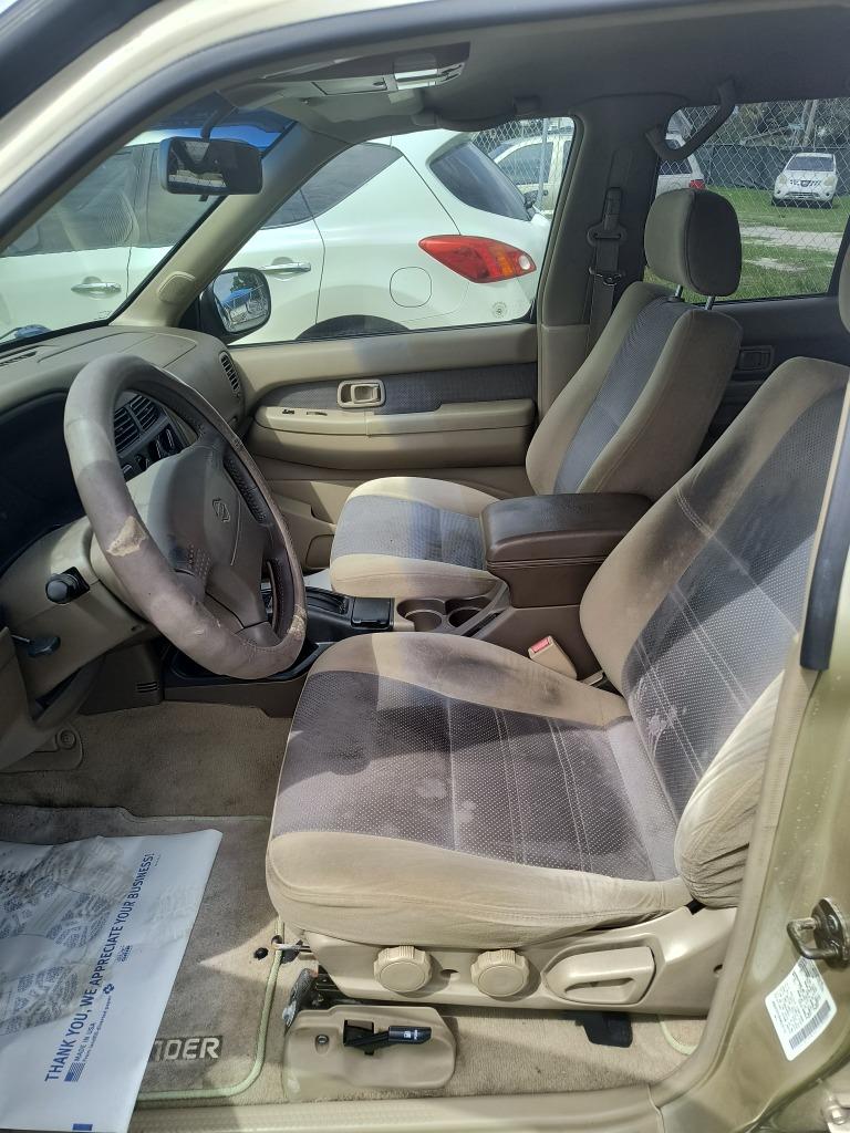 2000 Nissan Pathfinder SE photo