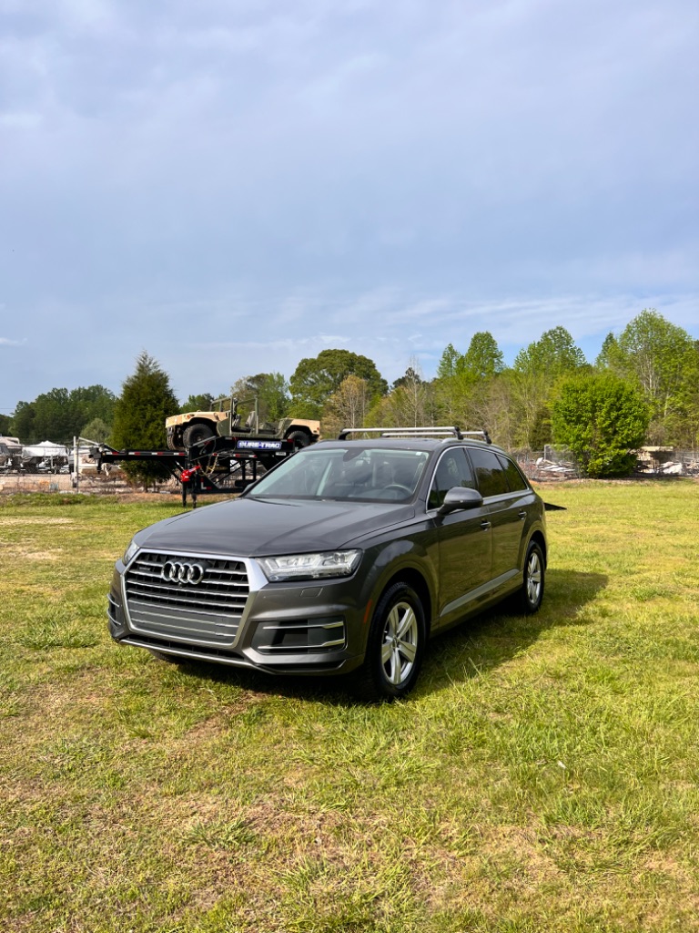 The 2019 Audi Q7 SE Premium Plus photos