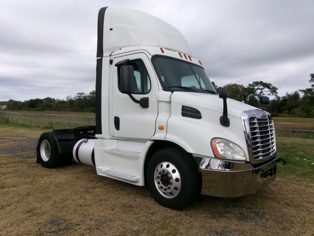 The 2016 Freightliner CASCADIA Tractor photos