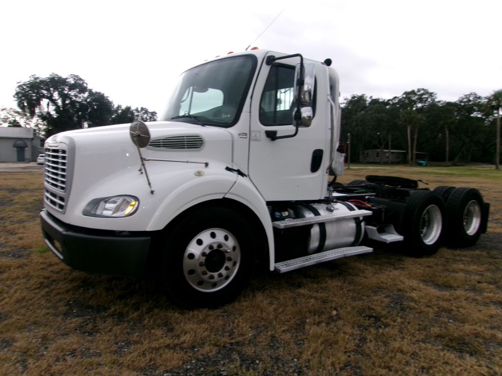 2016 Freightliner BUSINESS CLASS M2 Tractor photo