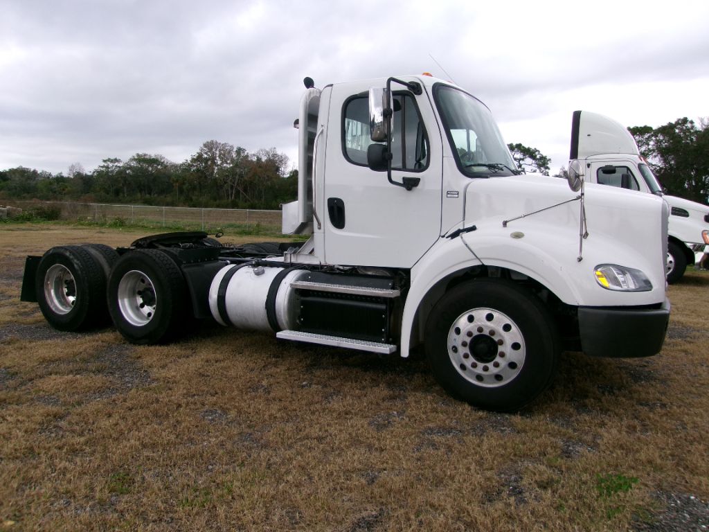 The 2016 Freightliner BUSINESS CLASS M2 Tractor photos