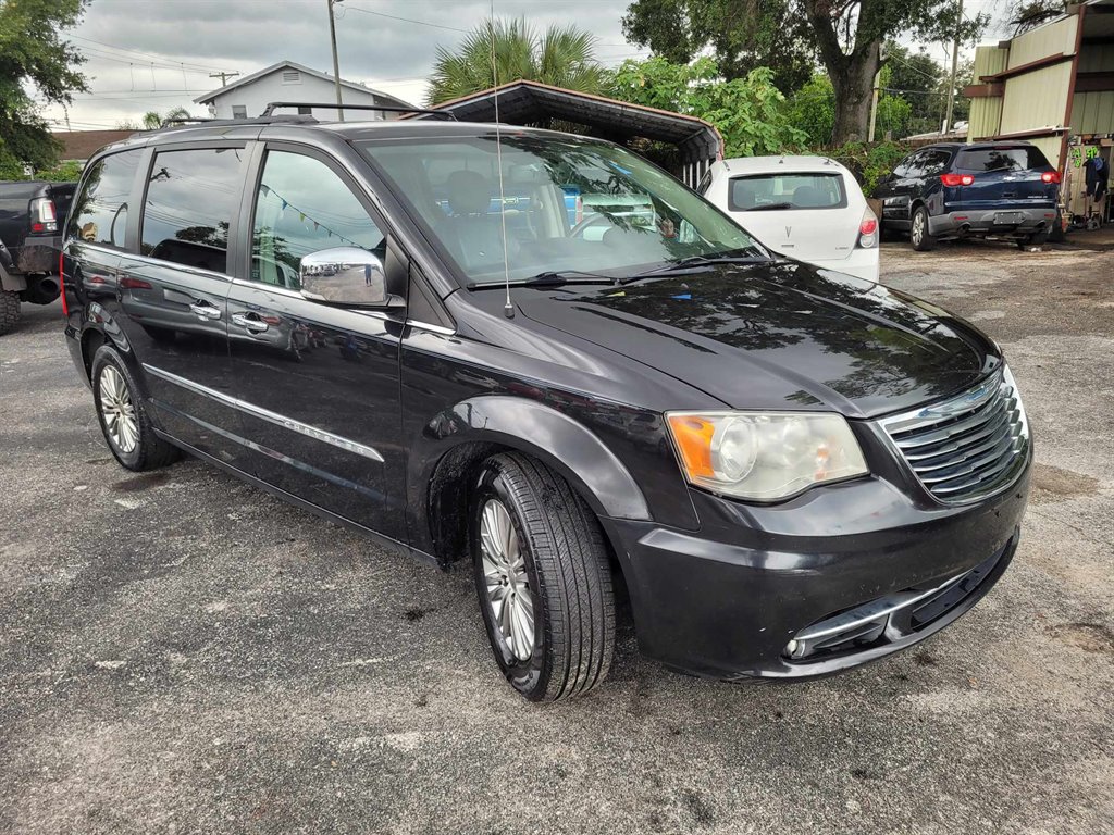 2013 Chrysler Town & Country Touring-L photo