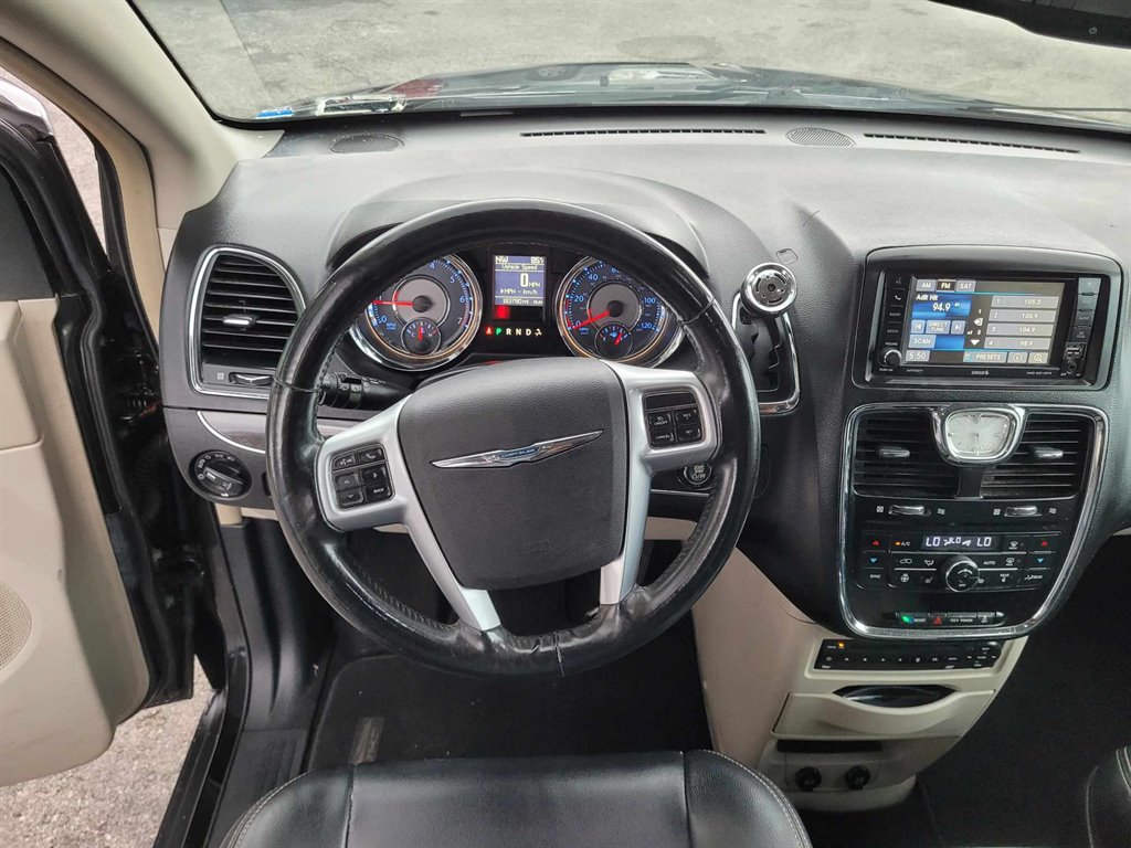 2013 Chrysler Town & Country Touring-L photo