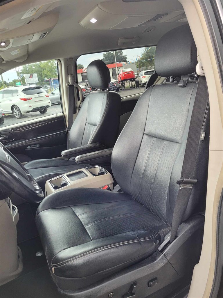 2013 Chrysler Town & Country Touring-L photo