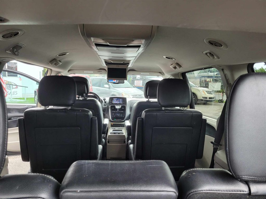 2013 Chrysler Town & Country Touring-L photo