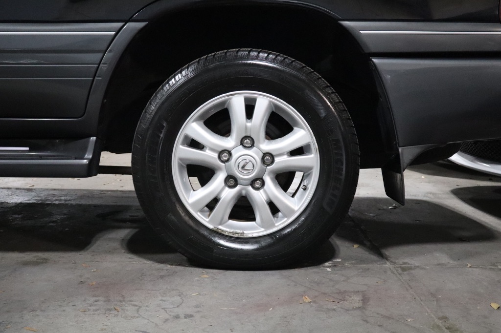 2003 Lexus LX 470 photo