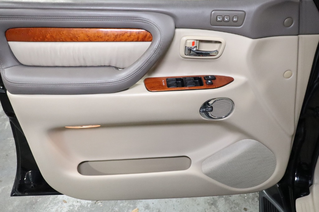 2003 Lexus LX 470 photo