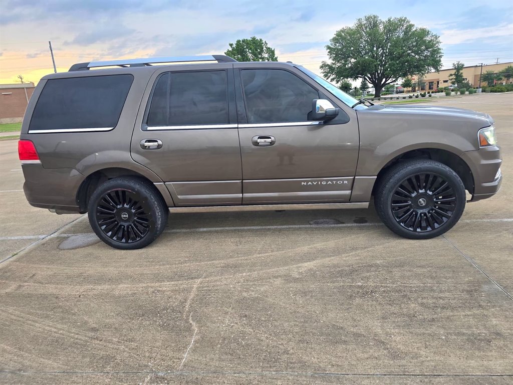 2015 Lincoln Navigator - $10,999