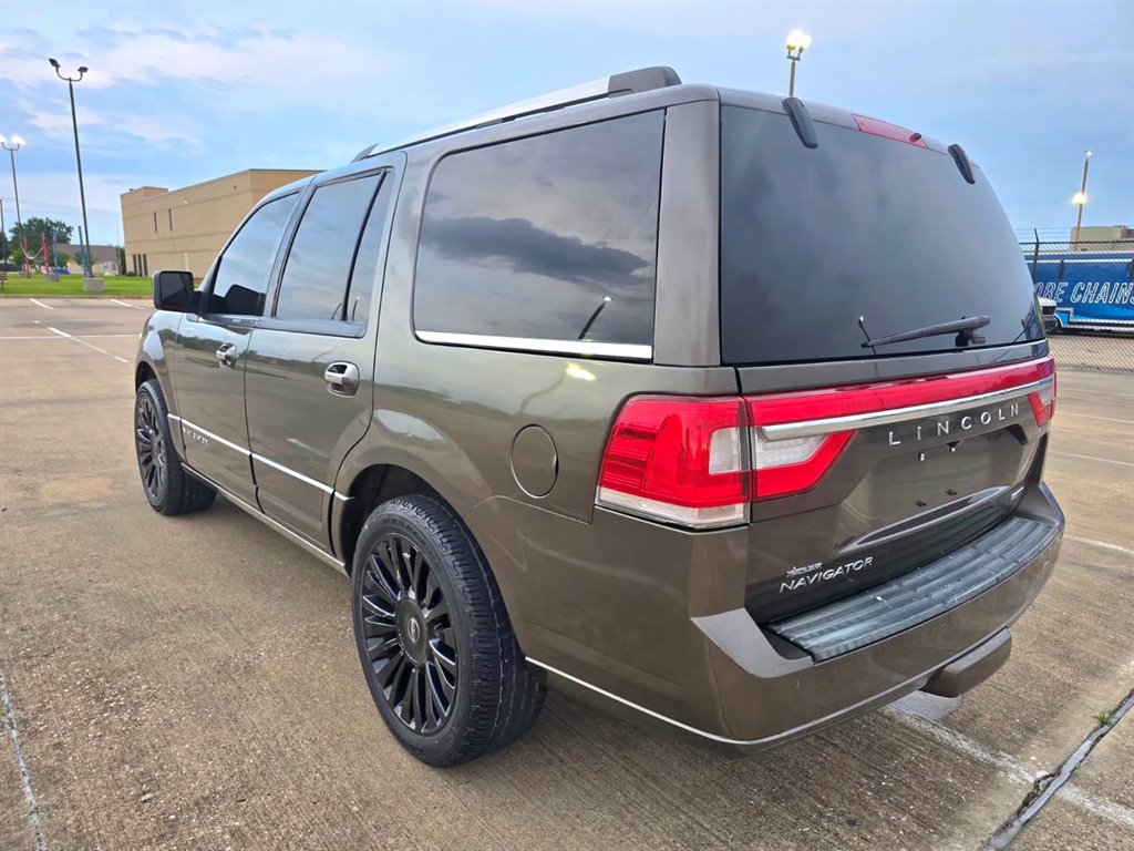 2015 Lincoln Navigator - $10,999