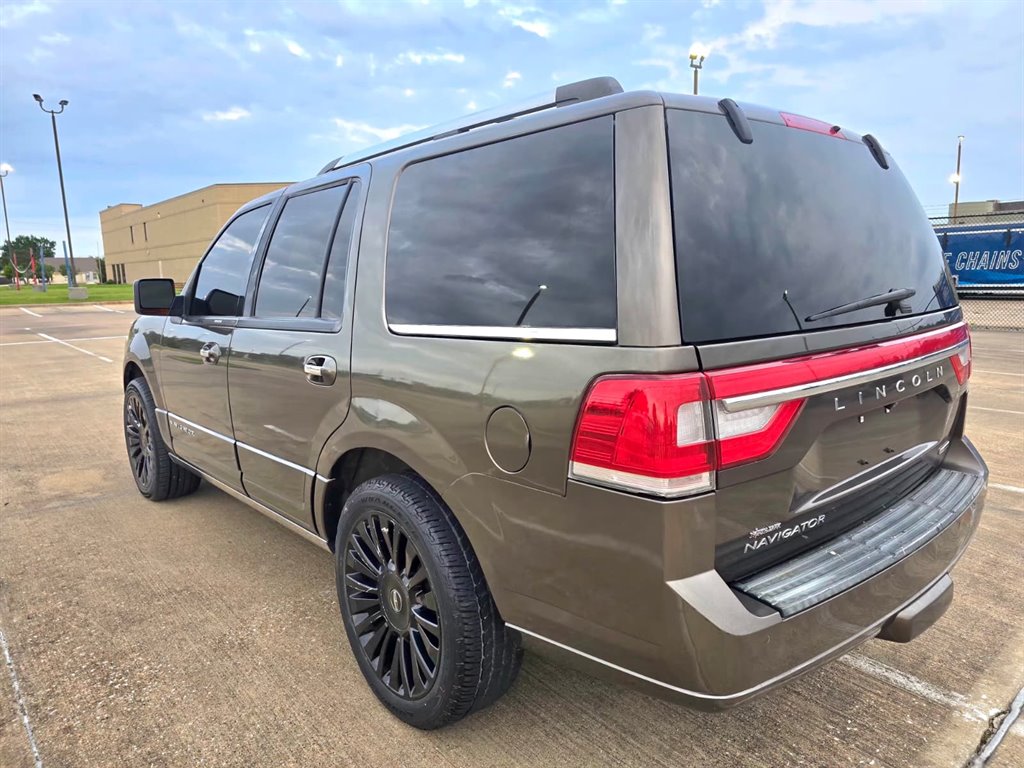 2015 Lincoln Navigator - $10,999