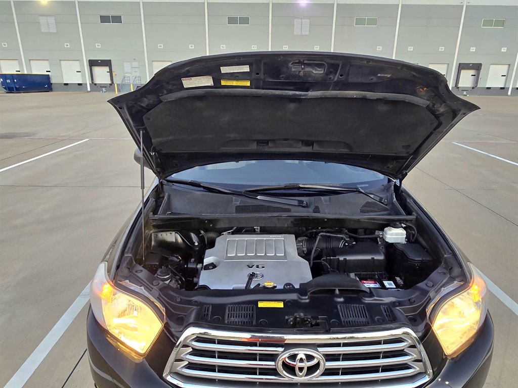 2010 Toyota Highlander - $7,999