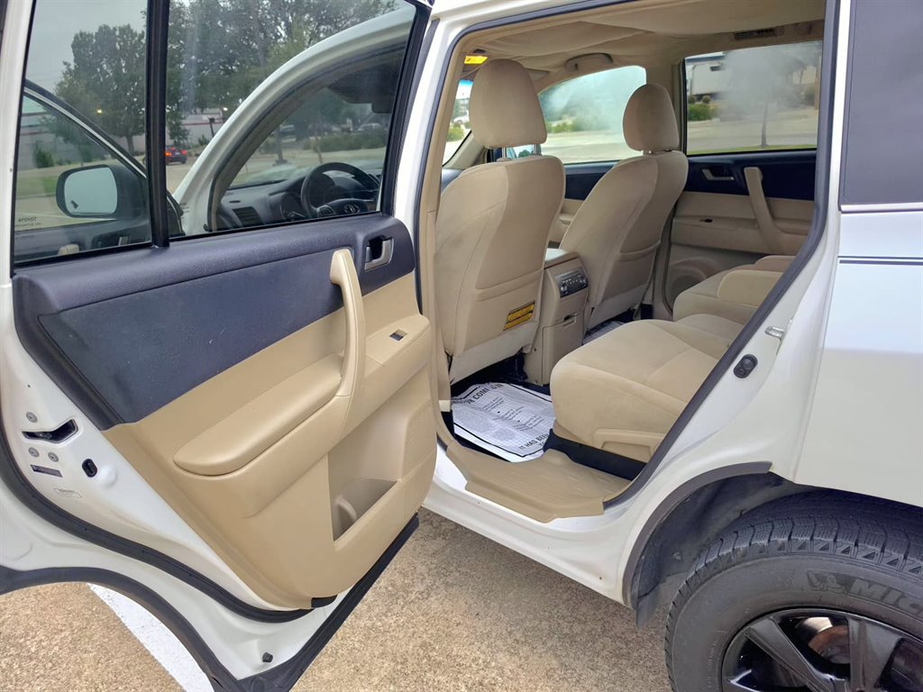 2011 Toyota Highlander - $7,999