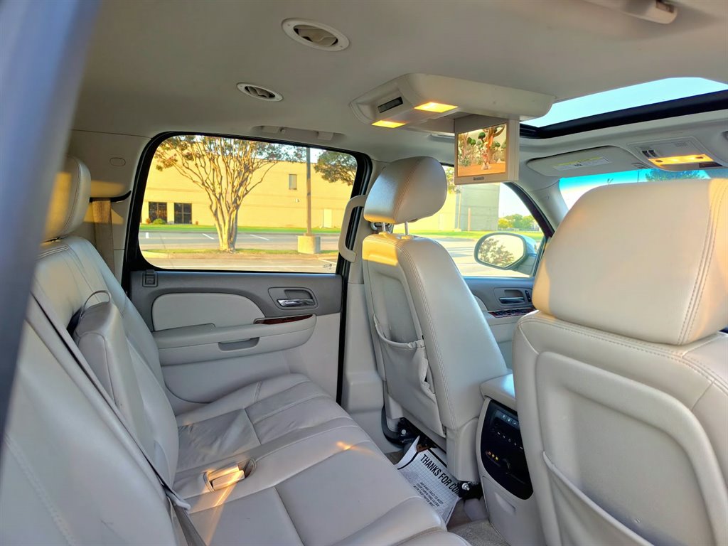 2014 Chevrolet Suburban - $6,999