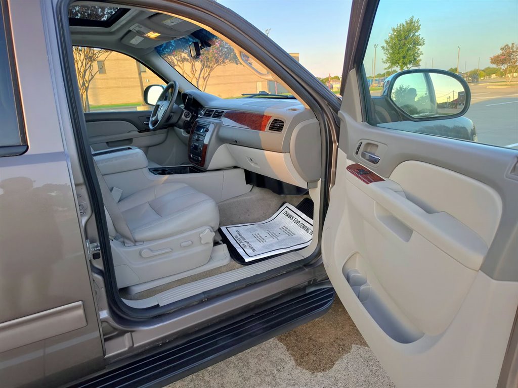 2014 Chevrolet Suburban - $6,999