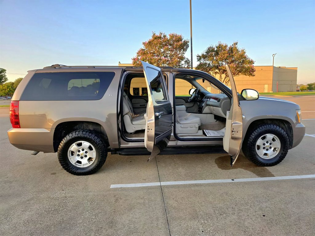 2014 Chevrolet Suburban - $6,999