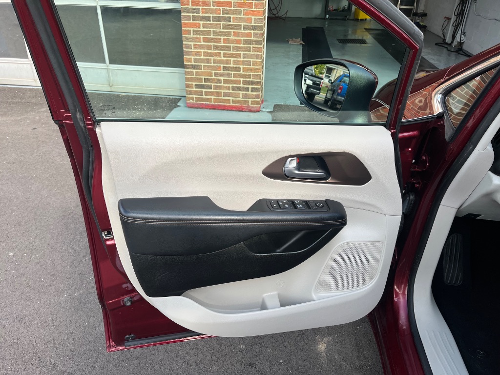 2022 Chrysler Pacifica Touring L photo 8