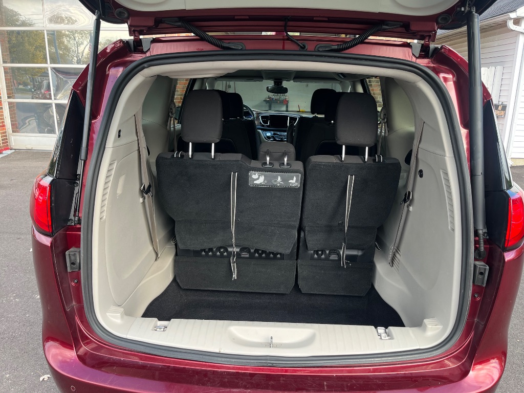 2022 Chrysler Pacifica Touring L photo 17