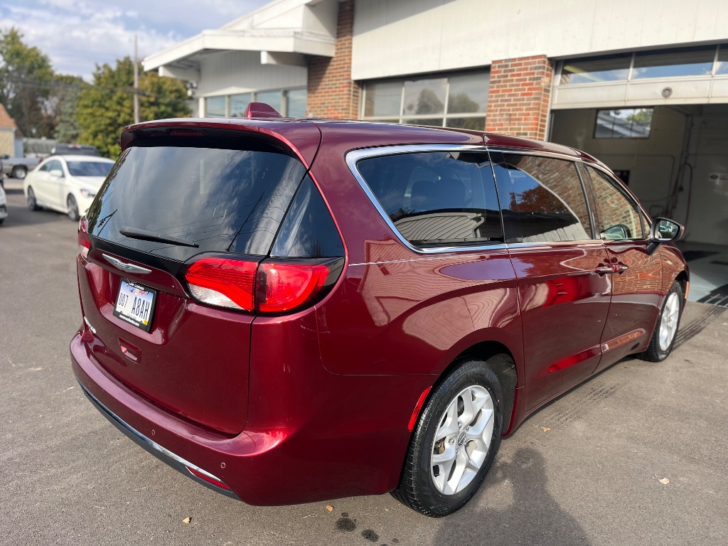 2022 Chrysler Pacifica Touring L photo 3