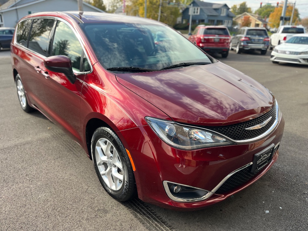2022 Chrysler Pacifica Touring L photo 2