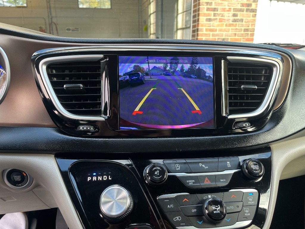 2022 Chrysler Pacifica Touring L photo 13