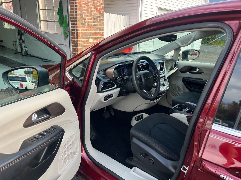 2022 Chrysler Pacifica Touring L photo 9