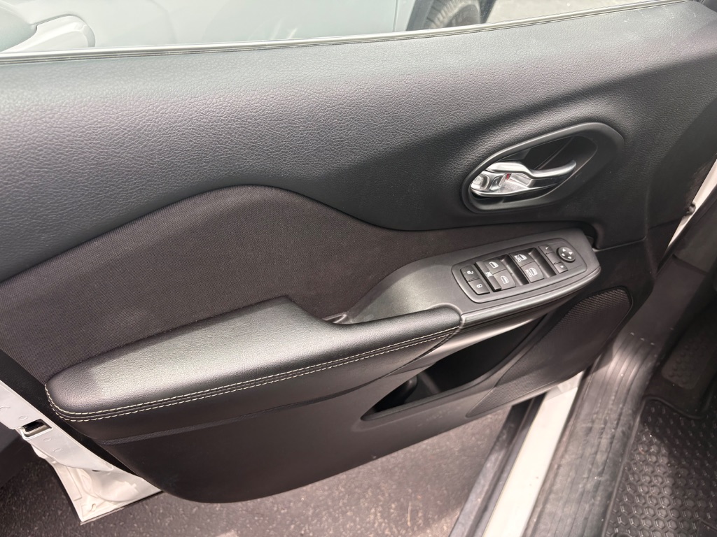 2017 Jeep Cherokee - $10,995