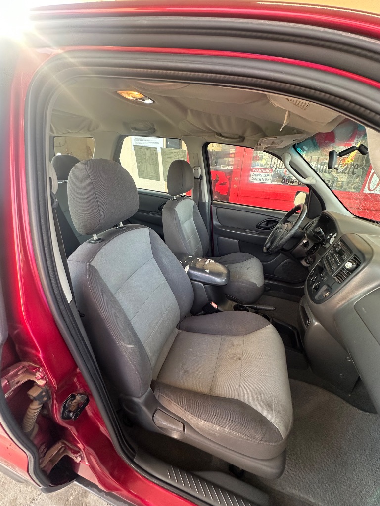 2004 Ford Escape XLS Value photo