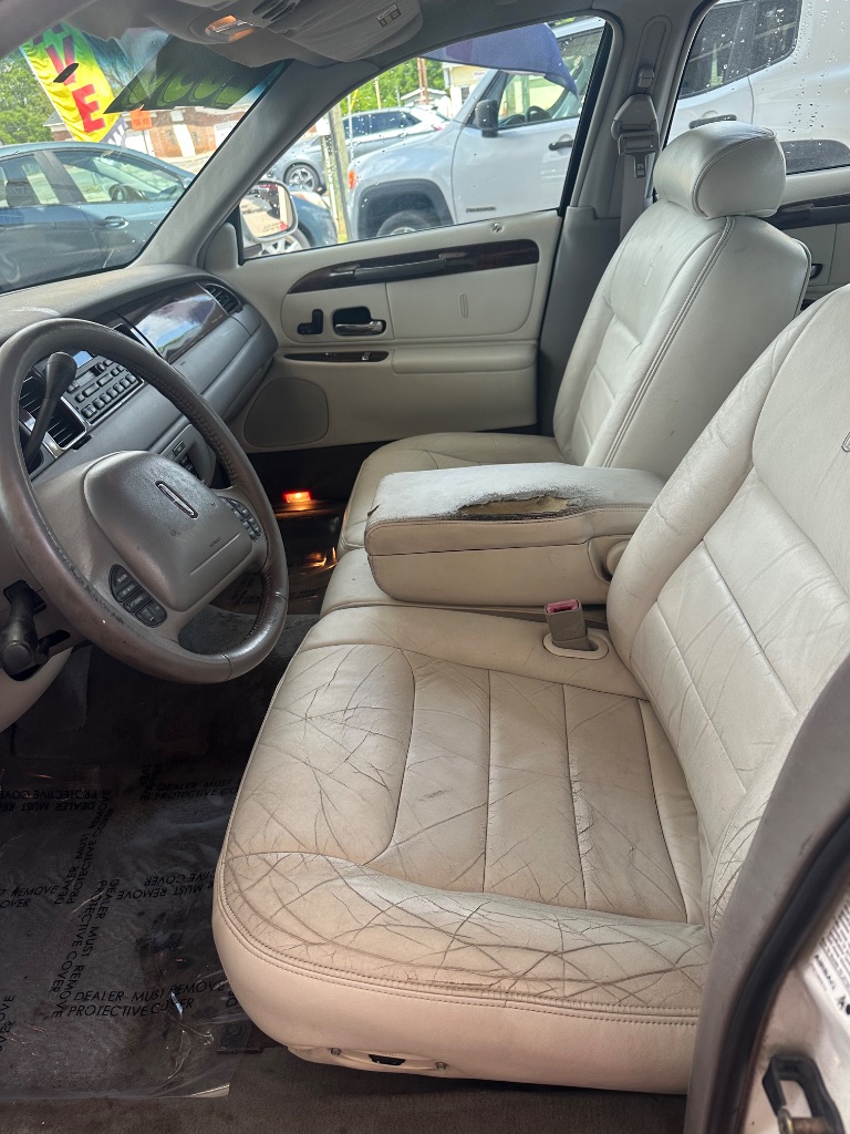 1999 Lincoln Town Car Signature photo